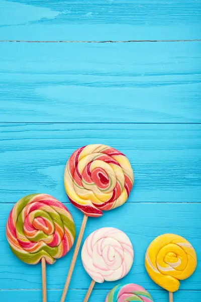 Colorful Spiral Lollipops Blue Background Top View — Stock Photo, Image