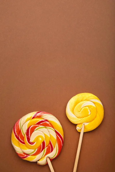 Two Colorful Sweet Lollipops Children Brown Background Top View — Stock Photo, Image