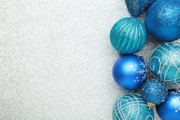 Blå Jul Bollar Silver Bakgrund Med Kopieringsutrymme Ovanifrån — Stockfoto