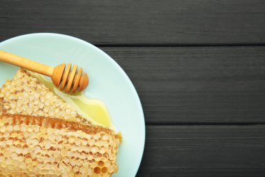 Tatlı bal, siyah arka plandaki naneli taraklar. Üst görünüm