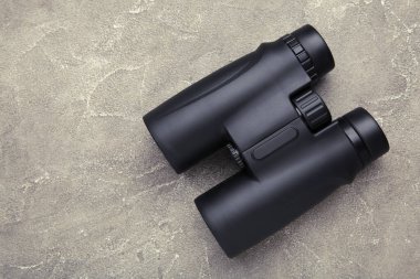 Gri beton arka planda dürbünler. Üst Manzara. Seyahat kavramı