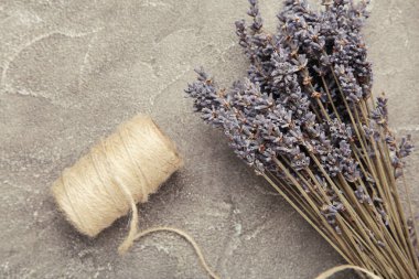 Gri beton arka planda lavanta çiçekleri. Çiçek kompozisyonu. Üst görünüm