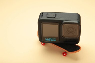 Ukrayna, Mykolaiv - 1 Eylül 2025: GoPro 13 aksiyon kamerası Black bej arka planda kaykayda. Üst görünüm