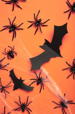 Turuncu arka plan üzerinde Cadılar Bayramı sembolleri olarak örümcek ağı ve örümcekler ile Halloween arka plan. Mutlu Cadılar Bayramı konsepti