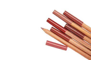 Beyaz arka planda izole edilmiş farklı dudak kalemleri. Kozmetik ürünü. en üstteki görünüm