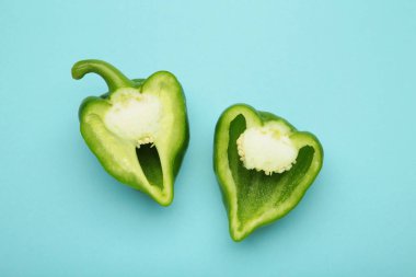 Mavi arka planda yeşil biber canavarı, çılgın ve havalı. Üst görünüm