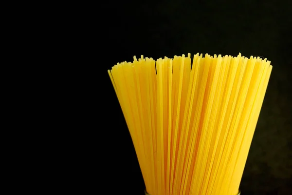 Bunch Spaghetti Crudi Sfondo Nero — Foto Stock