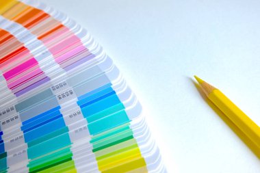 Beyaz arka planda örnek renk kataloğu