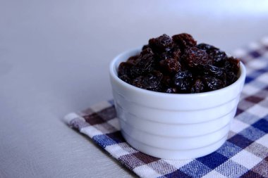 kurutulmuş siyah kuru üzüm beyaz fincan kadar kazık