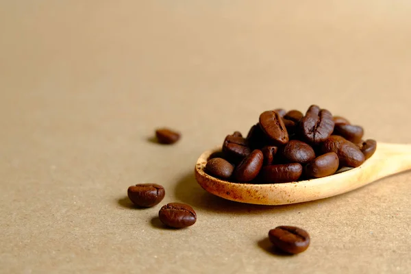 Kaffebönor i träsked — Stockfoto