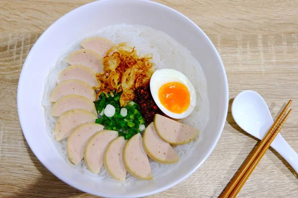 Vietnamese noodle soup in white bowl closeup shot — Stock Photo, Image