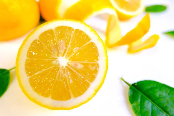 Fatia de limão e casca — Fotografia de Stock