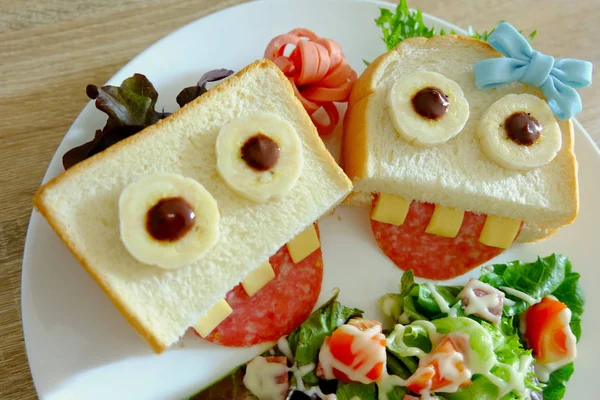 Niedliches Sandwich auf weißem Teller — Stockfoto