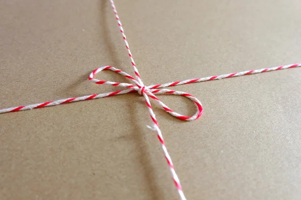 Kırmızı ve beyaz parsel halat kapatma paketi — Stok fotoğraf