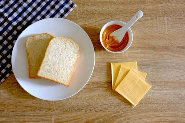 Chlebové Plátky Bílý Plech Sýr Arašídové Máslo — Stock fotografie