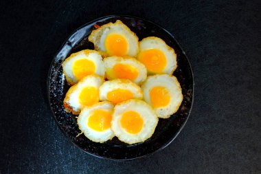 Siyah arka planda kızarmış bıldırcın yumurtası