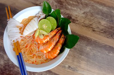 Ahşap arka planda deniz ürünleri vietnam şehriye çorbası