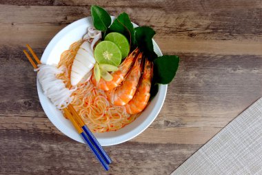 Ahşap arka planda deniz ürünleri vietnam şehriye çorbası