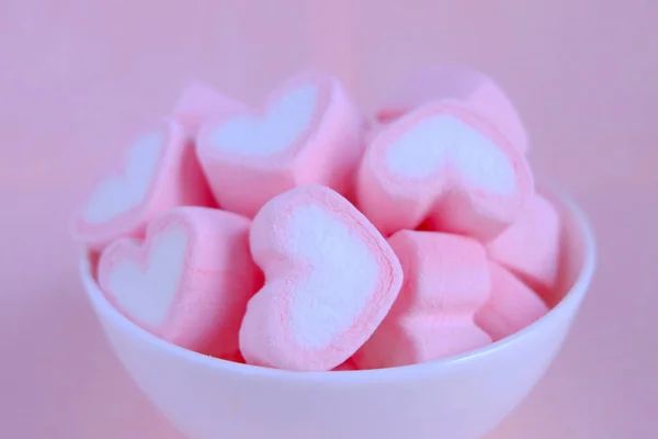 Rosa Marshmallow Hintergrund, Herz Marshmallow in weißer Tasse, val — Stockfoto