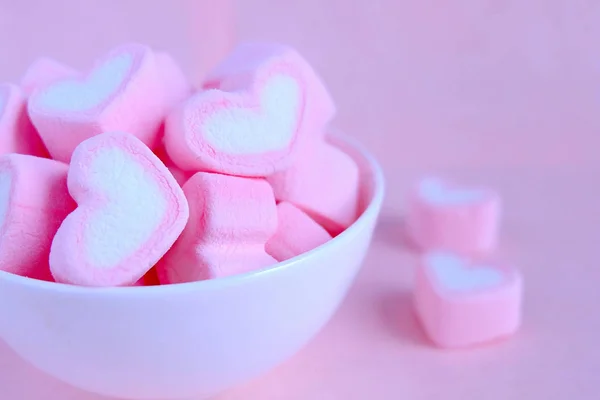 Fundo marshmallow rosa, Marshmallow coração em copo branco, Val — Fotografia de Stock