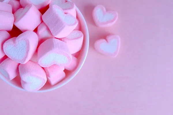 Rosa Marshmallow Hintergrund, Herz Marshmallow in weißer Tasse, val — Stockfoto