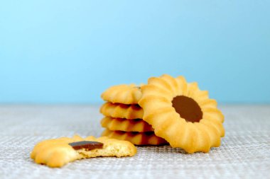 Masadaki kurabiye grubu, Vanilyalı kurabiye, Çikolatalı kurabiye