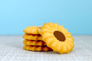 Masadaki kurabiye grubu, Çikolatalı kurabiyeler, Vanilyalı kurabiyeler