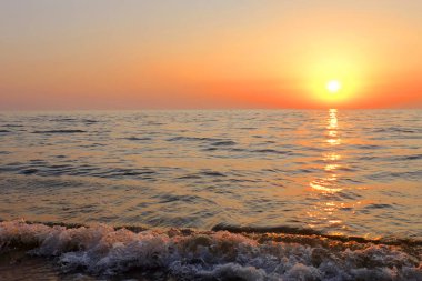 Denizde gün doğumu, sahilde Turuncu gökyüzü clound, Sunshine ışık