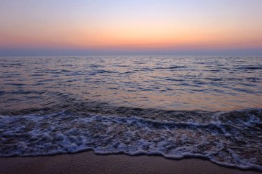 Sahilde gün batımı, Güzel gri ve turuncu bulut yaz beac
