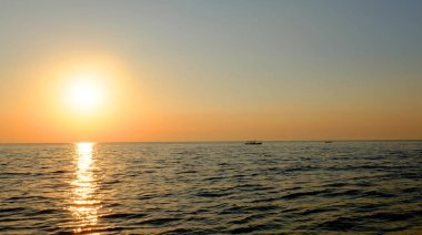 Sahilde gün batımı, Güzel gri ve turuncu bulut yaz beac