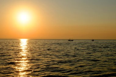 Sahilde gün batımı, Güzel gri ve turuncu bulut yaz beac