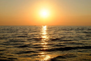 Sahilde gün batımı, Güzel gri ve turuncu bulut yaz beac