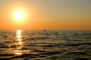 Sahilde gün batımı, Güzel gri ve turuncu bulut yaz beac