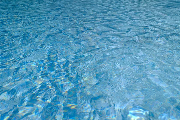 Água azul ondulação reflexão no fundo da piscina, Re — Fotografia de Stock