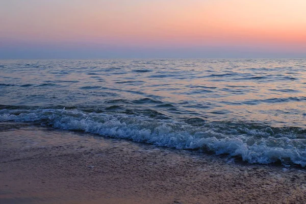 Sahilde gün batımı, Güzel gri ve turuncu bulut yaz beac