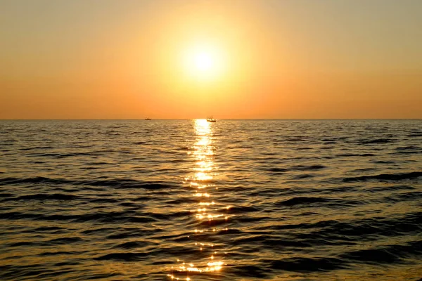 Sahilde gün batımı, Güzel gri ve turuncu bulut yaz beac