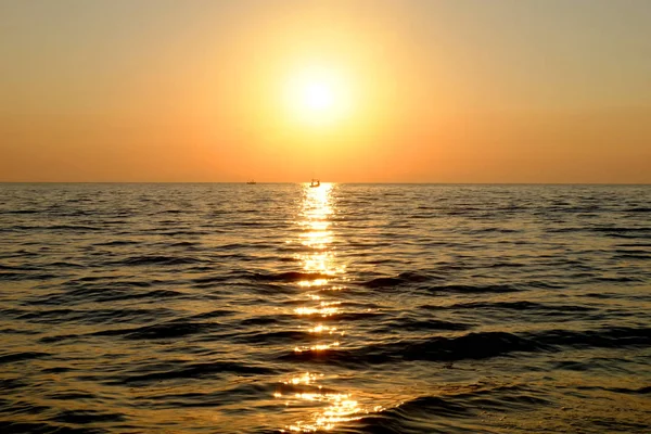 Sahilde gün batımı, Güzel gri ve turuncu bulut yaz beac