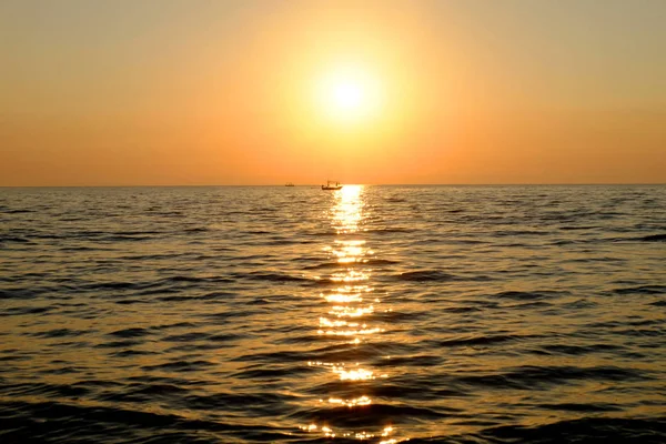 Sahilde gün batımı, Güzel gri ve turuncu bulut yaz beac