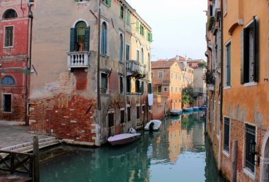 Venedik canal. Eski binalar, köprüler, deniz araçları, su yansımalar