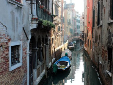 Venedik canal. Eski binalar, köprüler, deniz araçları, su yansımalar