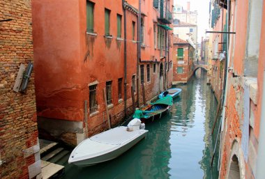 Venedik canal. Eski binalar, köprüler, deniz araçları, su yansımalar