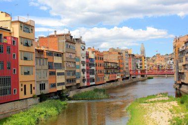 Girona. Yaz aylarında şehir manzaraları