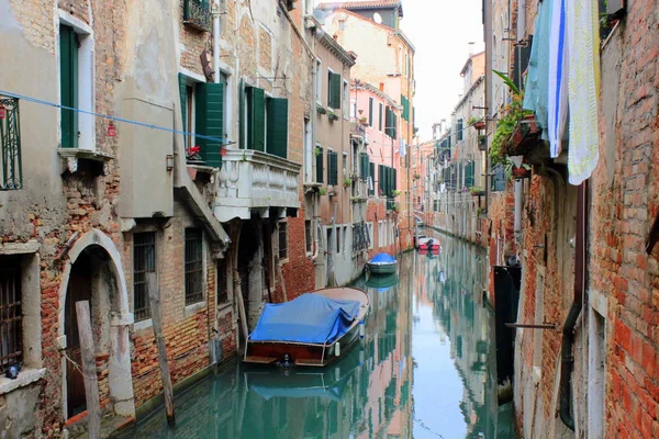 Canal Venecia Edificios Antiguos Puentes Barcos Reflejos Agua — Foto de Stock