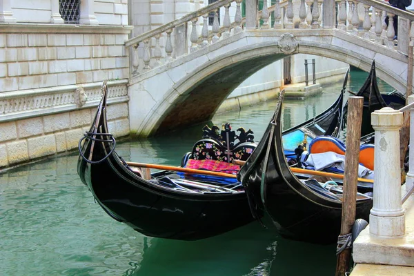 Kanalen Venedig Gamla Byggnader Broar Båtar Reflektioner Vattnet — Stockfoto