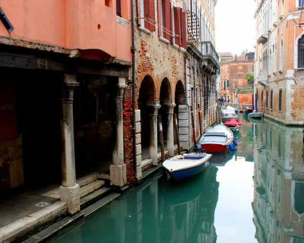 Canal Venecia Edificios Antiguos Puentes Barcos Reflejos Agua — Foto de Stock