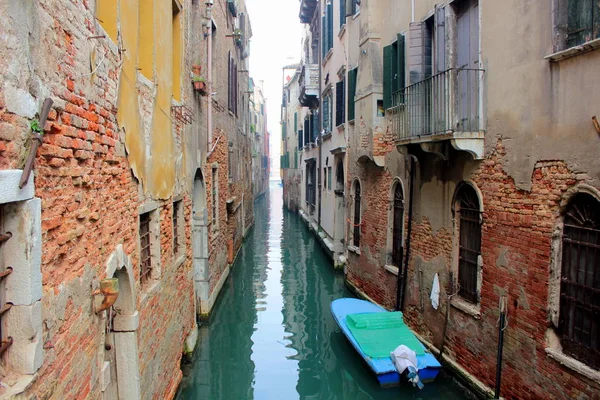 Canal Venecia Edificios Antiguos Puentes Barcos Reflejos Agua — Foto de Stock
