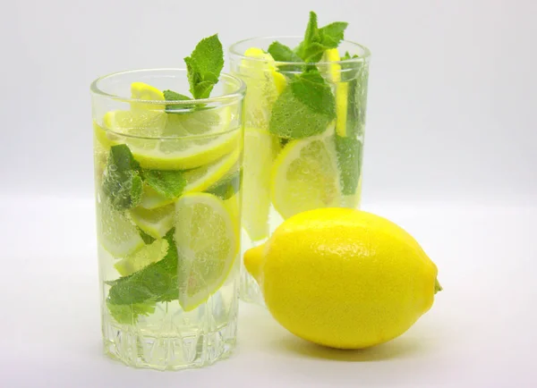Limonada Refrescante Limão Hortelã Água Mineral Bolhas Copo — Fotografia de Stock