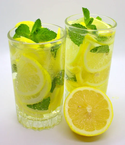 Limonada Refrescante Limón Menta Agua Mineral Burbujas Vaso — Foto de Stock