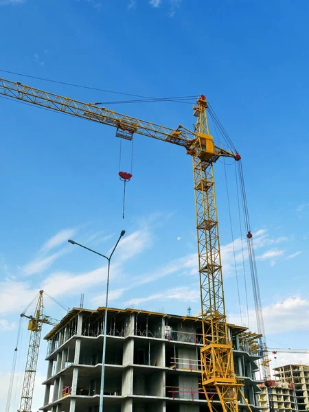 Crane binanın yanında. İnşaat alanı 