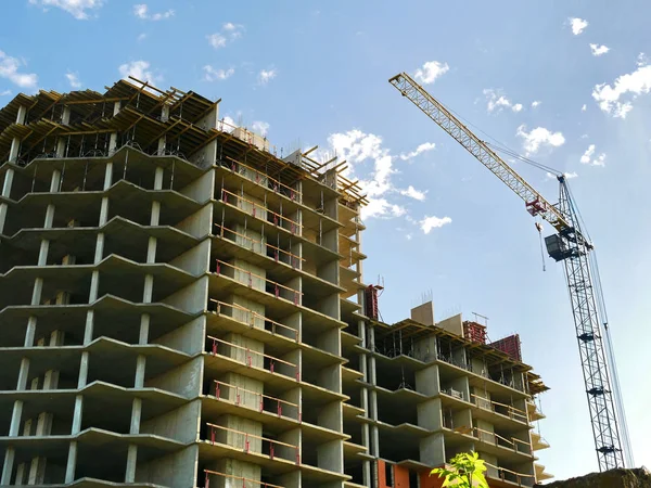  İnşaat Sanayi yakınındaki vinç. İnşaat site arka plan.